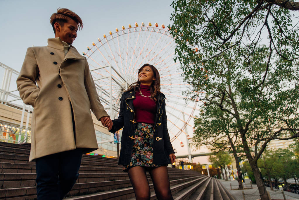 Счастливая пара проводит время вместе в Осаке
 - Фото, изображение