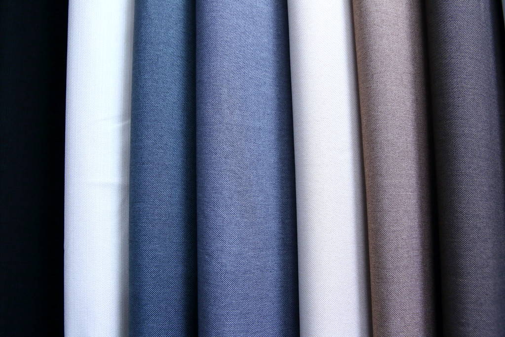Kolorowe tkaniny jest używany do projektowania różnego rodzaju ubrania dla kobiet i mężczyzn, może być płótna lub bawełny i nawet jedwabiu wszystko nadaje się do ubrania. - Zdjęcie, obraz