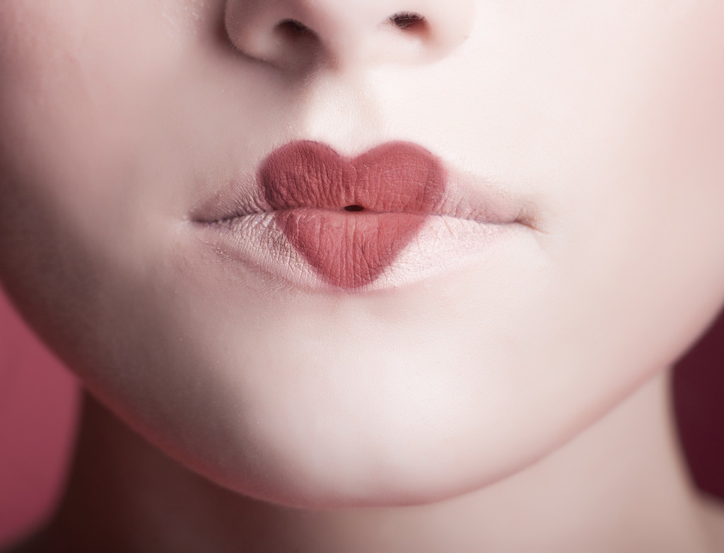 Retrato criativo de uma bela jovem com um coração pintado em seus lábios
 - Foto, Imagem