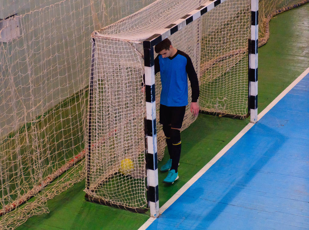 Τερματοφύλακας ποδοσφαίρου στο γκολ, πεδίο, Futsal μπάλα πεδίο στο πεδίο γυμναστήριο εσωτερική, ποδόσφαιρο Αθλητισμός - Φωτογραφία, εικόνα