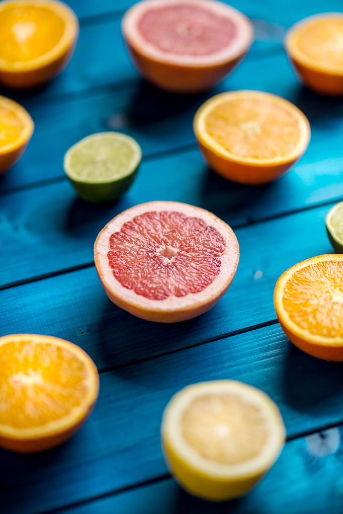 Sinaasappelen limet citroen en grapefruit op blauwe tafel. - Foto, afbeelding