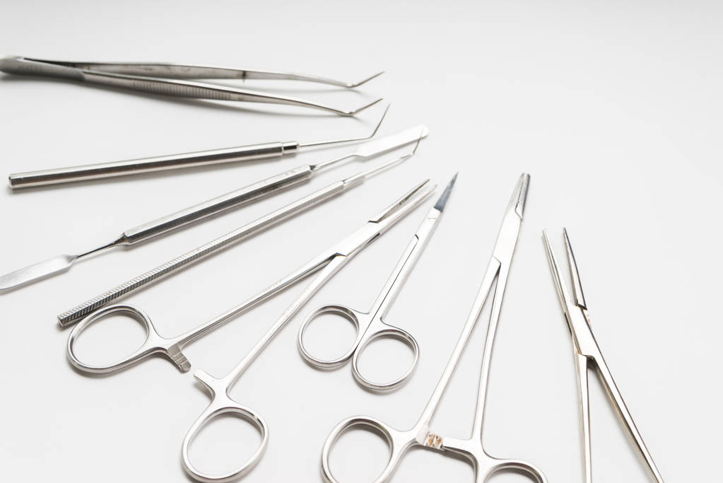 strumenti dentali sterili sdraiati su sfondo bianco
 - Foto, immagini