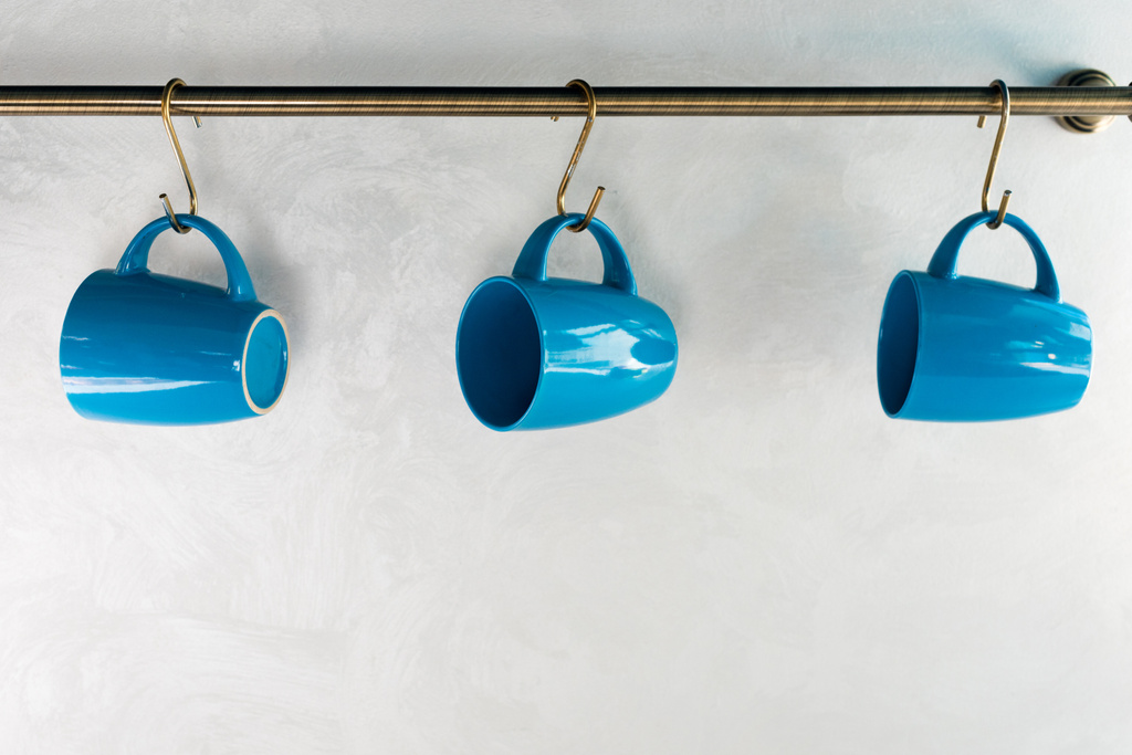 крупным планом вид пустых синих чашек, висящих на кухне
 - Фото, изображение