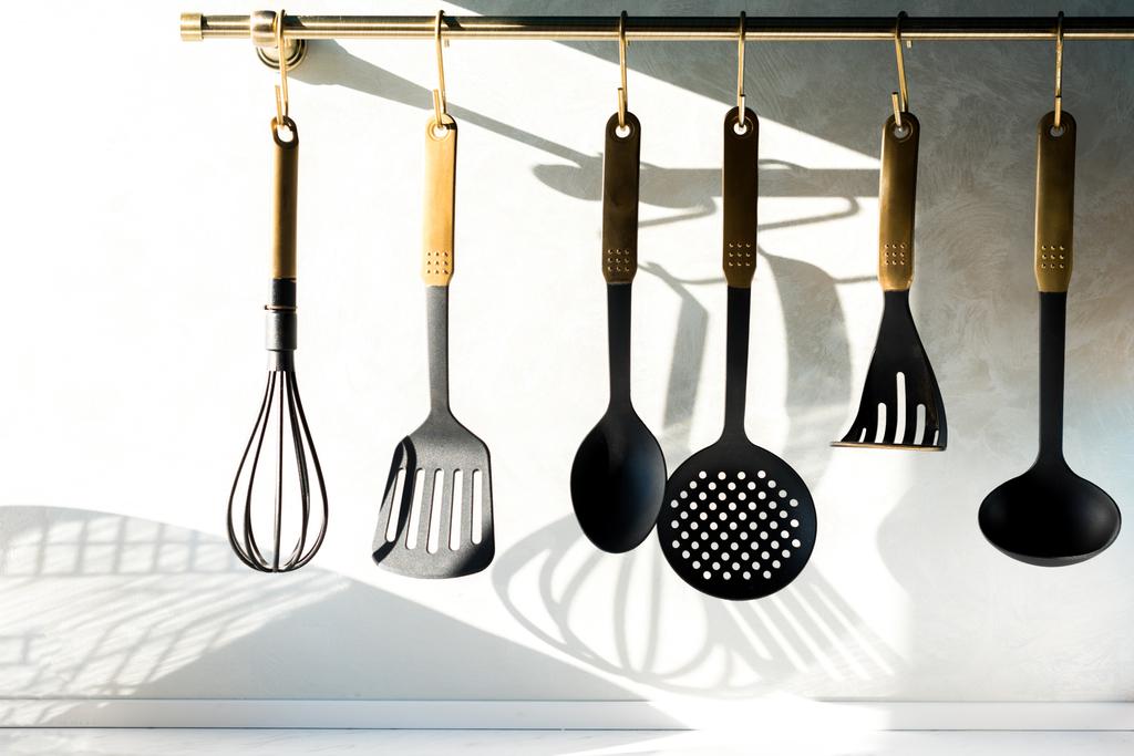vista close-up de vários utensílios pendurados na cozinha
  - Foto, Imagem
