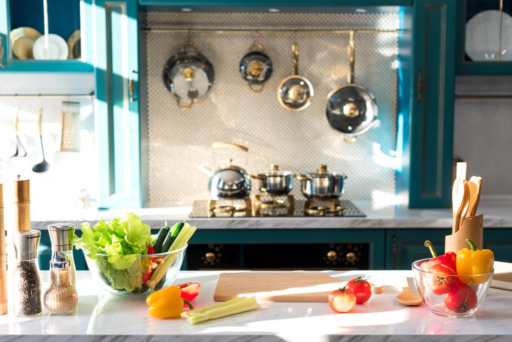 свіжі овочі та спеції на столі на порожній кухні
 - Фото, зображення