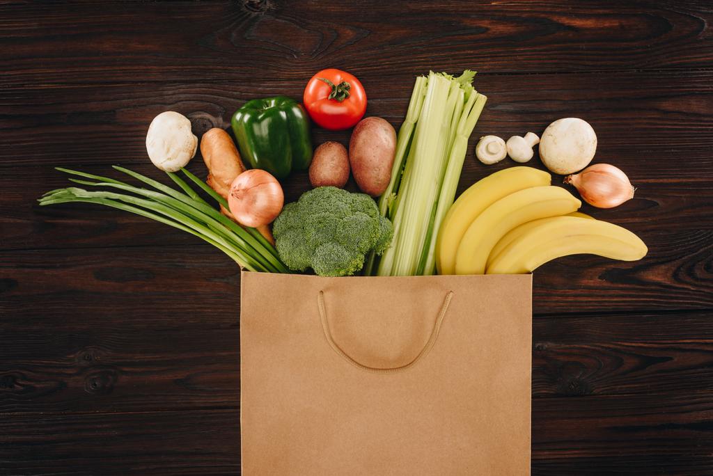 ylhäältä näkymä eri vihanneksia ja hedelmiä ostoskassi puinen pöytä, ruokakauppa käsite
 - Valokuva, kuva