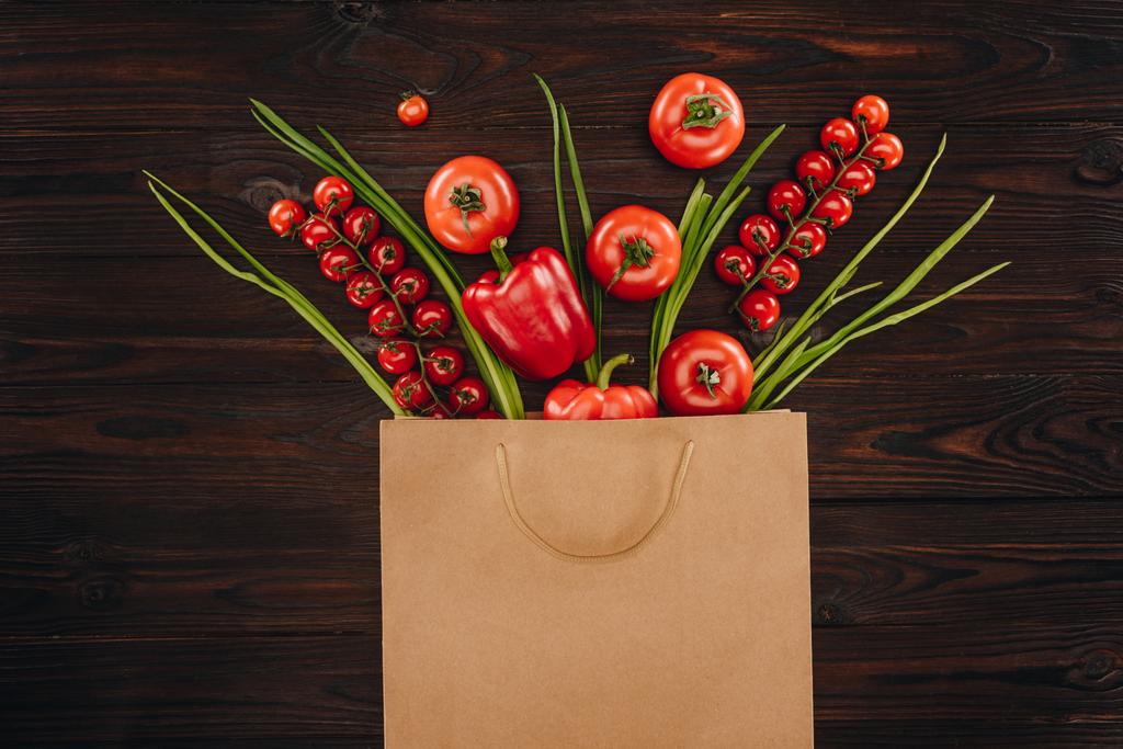 alışveriş çantası, bakkal kavramı farklı kırmızı sebzelerin Üstten Görünüm - Fotoğraf, Görsel