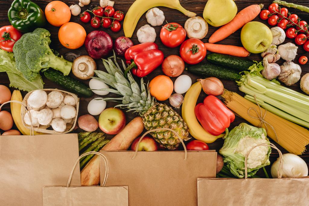vue du dessus des sacs en papier couvrant légumes et fruits sur table en bois, concept d'épicerie
 - Photo, image