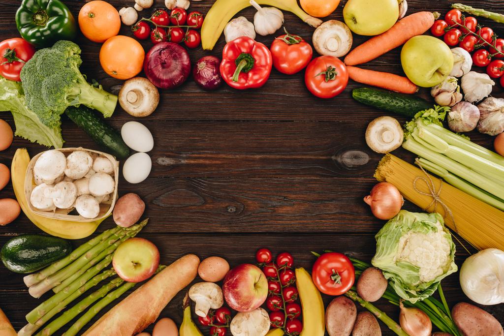 верхний вид овощей и фруктов на деревянный стол
 - Фото, изображение