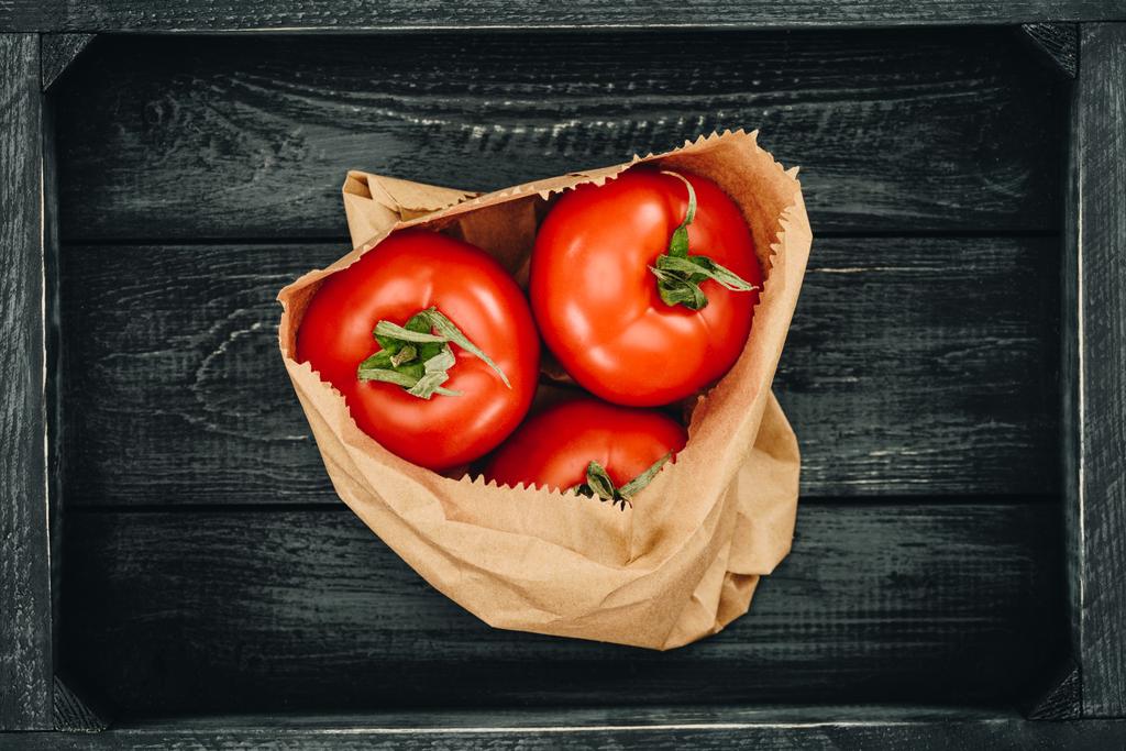 vista superior de tomates vermelhos no saco de papel de compras, conceito de supermercado
 - Foto, Imagem