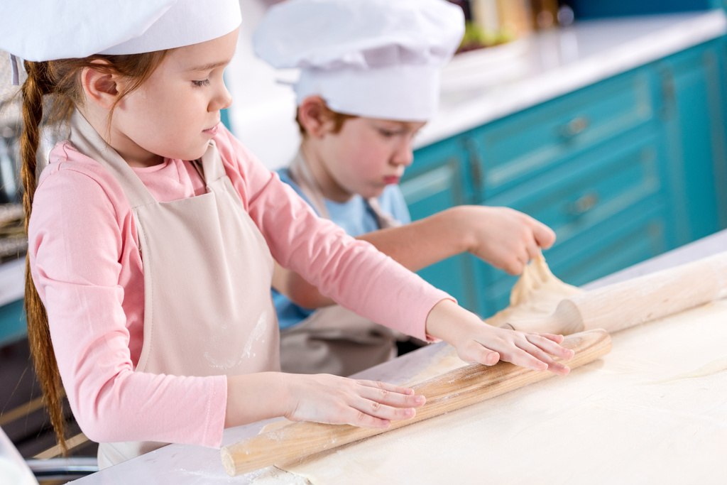 niños preparando masa para galletas en la cocina
 - Foto, Imagen