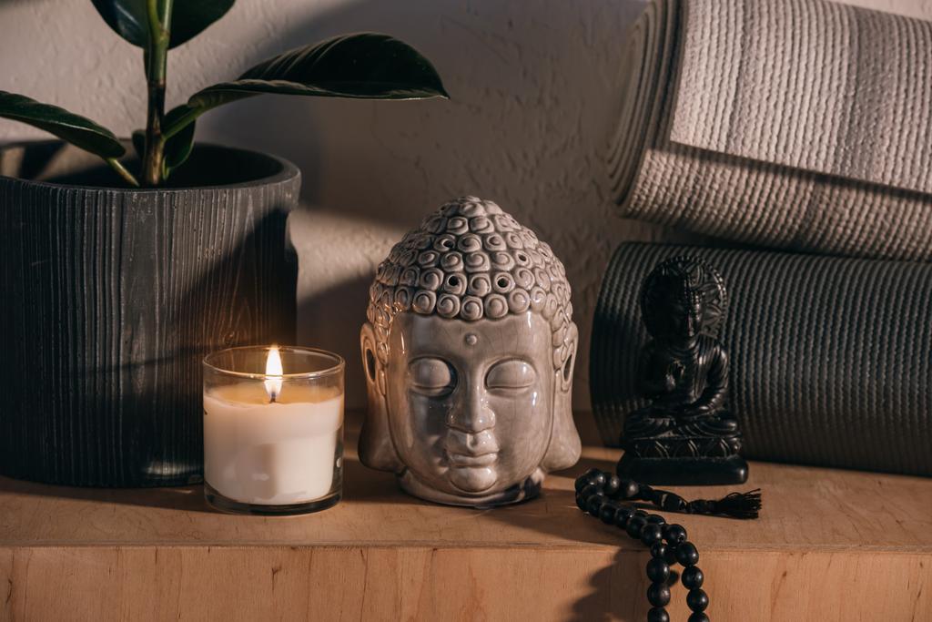 buddha ve yoga paspaslar üzerine ahşap raf heykelleri  - Fotoğraf, Görsel