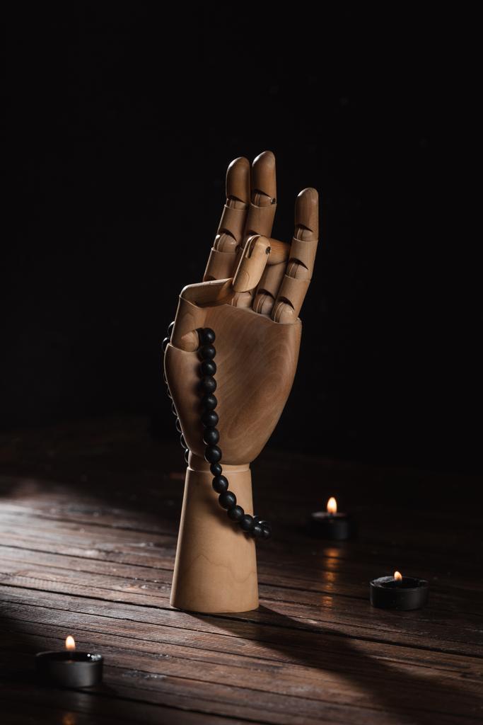 mano de madera con gesto de mudra prithvi y rosario
 - Foto, Imagen