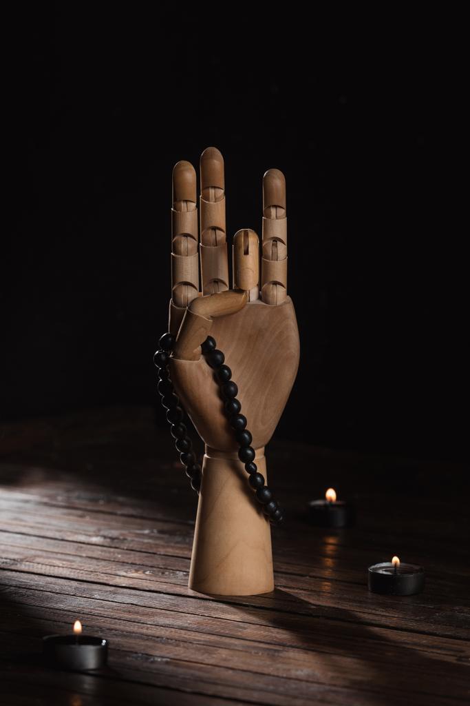 main en bois avec geste prithvi mudra
 - Photo, image