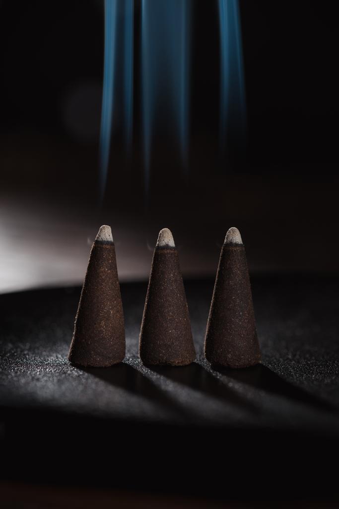 tre bastoncini di incenso ardenti con fumo
 - Foto, immagini
