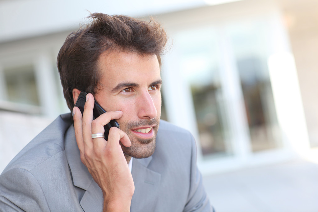 Retrato del hombre de negocios hablando por teléfono - Foto, Imagen