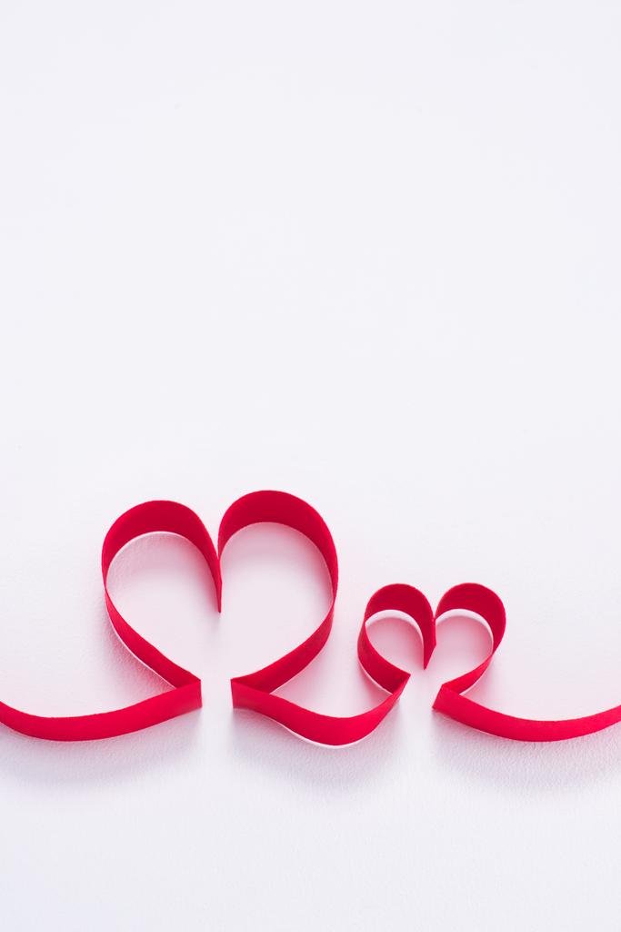 due cuori rossi da nastro su bianco, concetto di giorno di valentines
 - Foto, immagini
