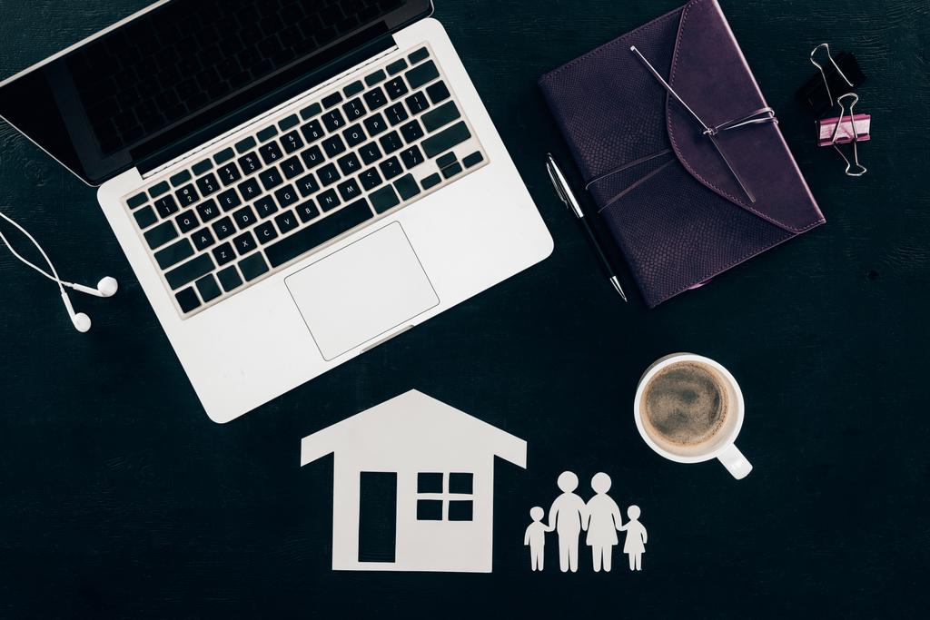ylhäältä näkymä liiketoiminnan työpaikalla kodin ja perheen vakuutus käsite eristetty musta
 - Valokuva, kuva