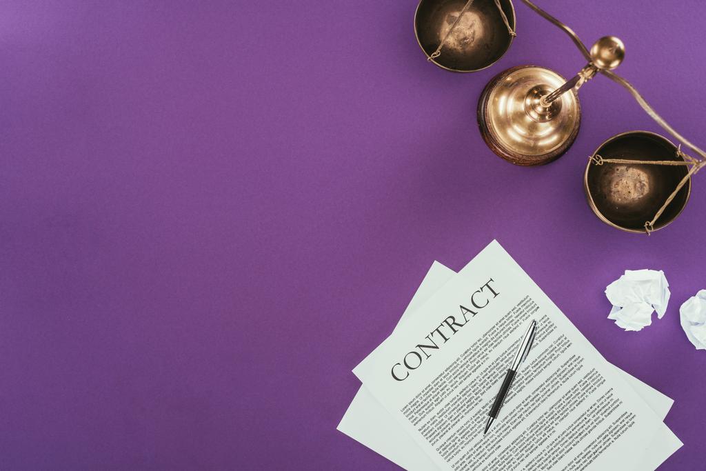 верхний вид бизнес-контракта с ручкой и весами правосудия на фиолетовой поверхности
 - Фото, изображение