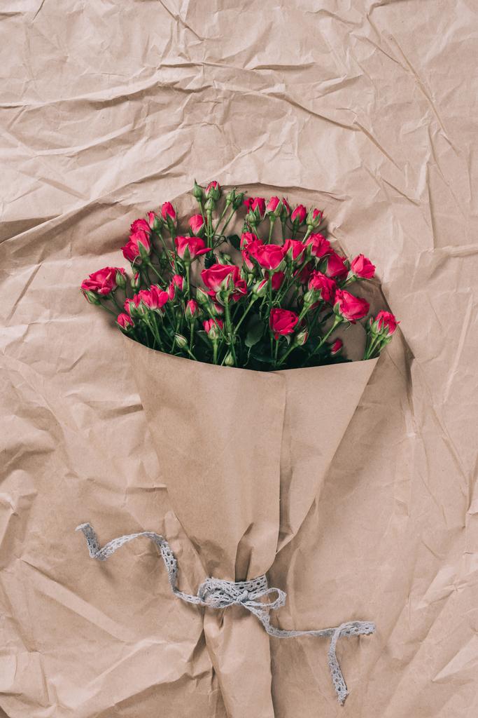 vue de dessus de beau bouquet de roses sur papier d'emballage
 - Photo, image