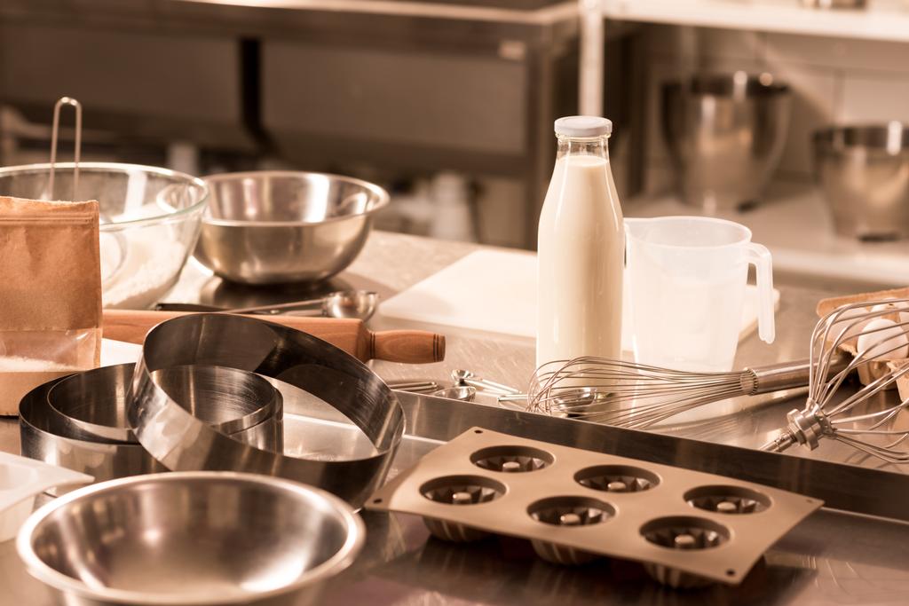 vista de perto de ingredientes para massa e utensílios de cozinha no balcão no restaurante
 - Foto, Imagem