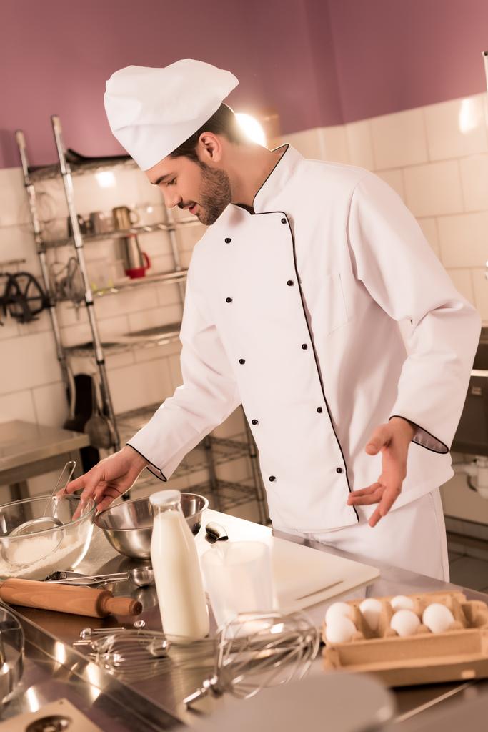 şirniyyat Restoran mutfağında hamur yapma Şef şapkalı - Fotoğraf, Görsel