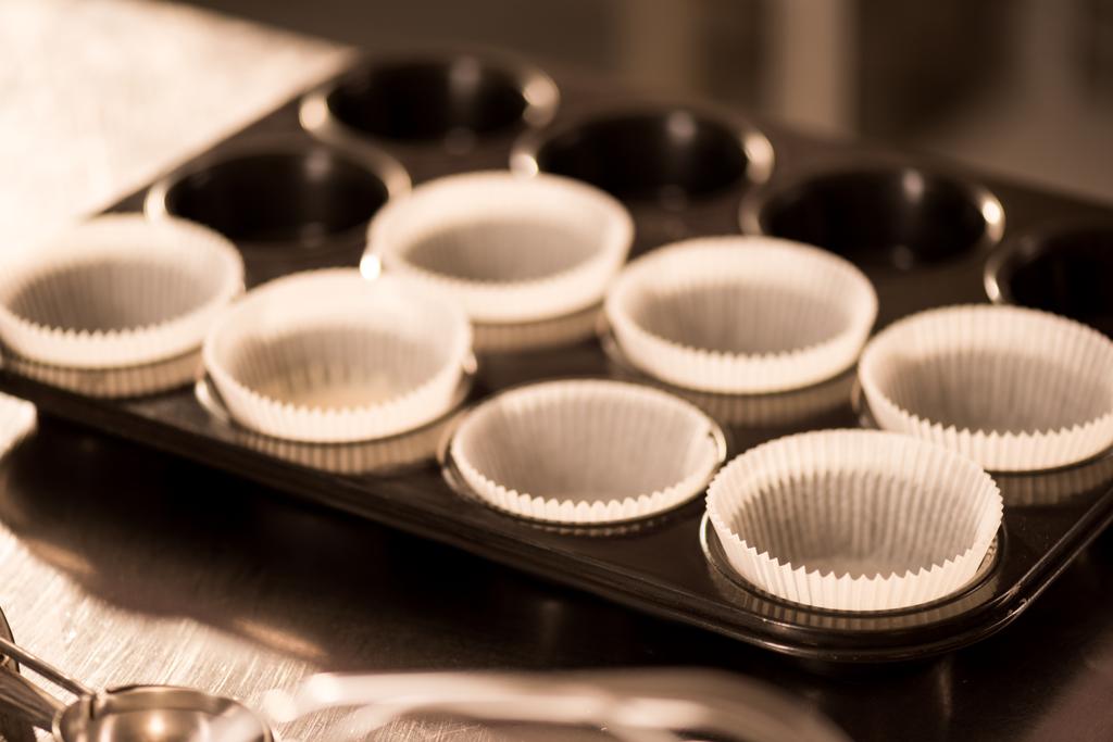 zblízka pohled prázdný pečení formulářů s pečící papír pro cupcakes - Fotografie, Obrázek