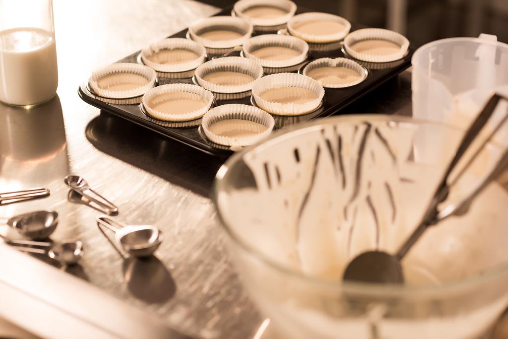крупным планом формы выпечки с сырым тестом для кексов
 - Фото, изображение