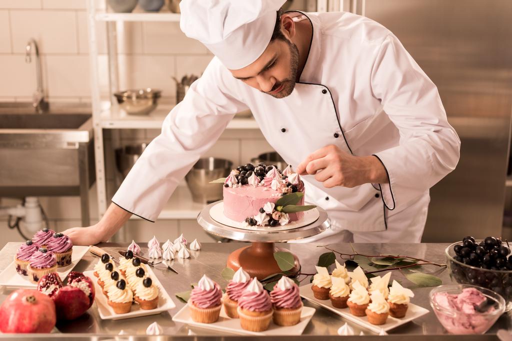 retrato de pastelería decoración pastel en la cocina del restaurante
 - Foto, Imagen