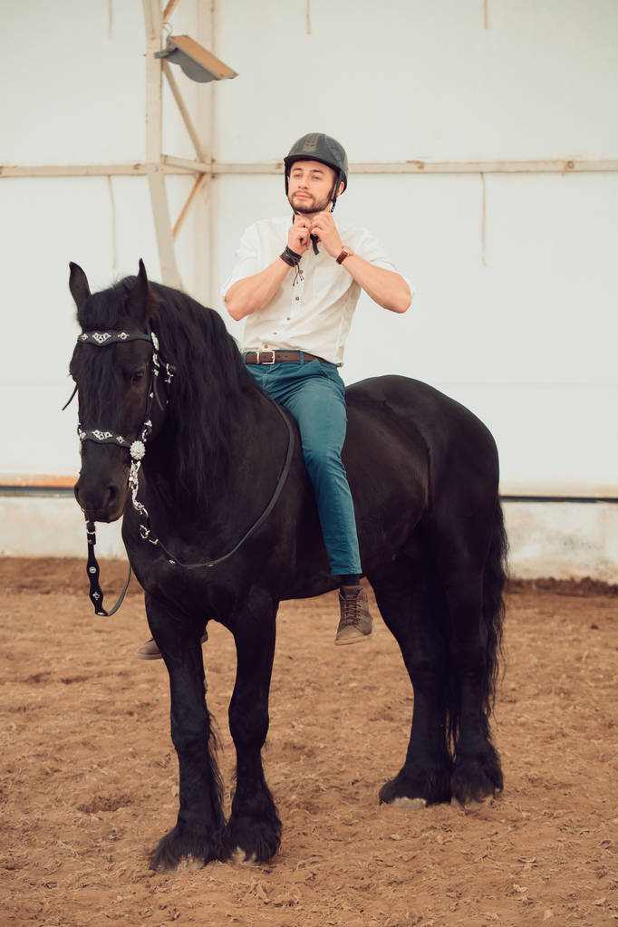 hombre con camisa montada en un caballo marrón
 - Foto, Imagen