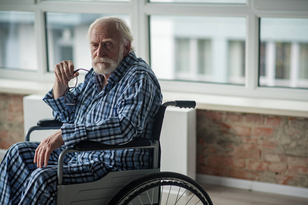 Moody beteg idősebb férfi érzés ideges és egyedül - Fotó, kép