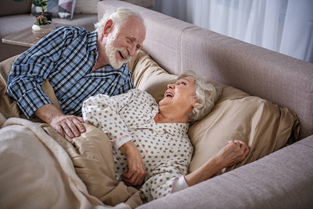 Feliz anciano hombre y mujer despertando
 - Foto, imagen