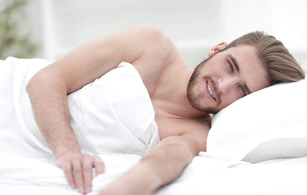 幸せな男は、快適なベッドで眠りに落ちる - 写真・画像