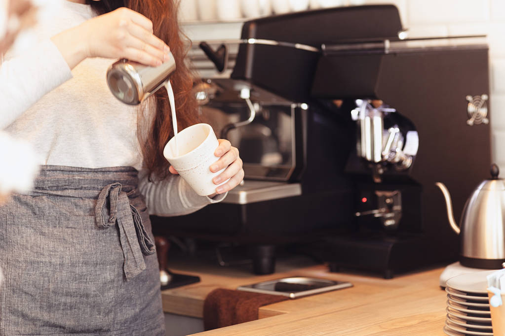 Barista, kahvila, kahvin keittäminen, valmistelu ja palvelukonsepti
 - Valokuva, kuva