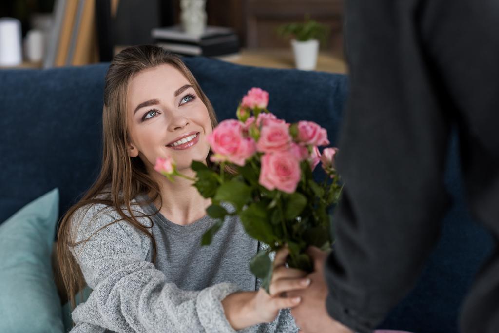 Oříznout obrázek přítel představí kytici růží přítelkyni na mezinárodní Dámské den - Fotografie, Obrázek