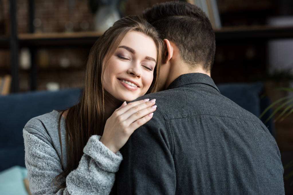 ευτυχισμένη κοπέλα αγκαλιάζει φίλο με κλειστά τα μάτια - Φωτογραφία, εικόνα