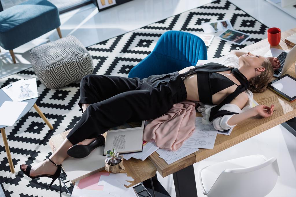 overworked şık moda tasarımcısı çalışma masası üzerinde uyku yüksek açılı görünüş - Fotoğraf, Görsel