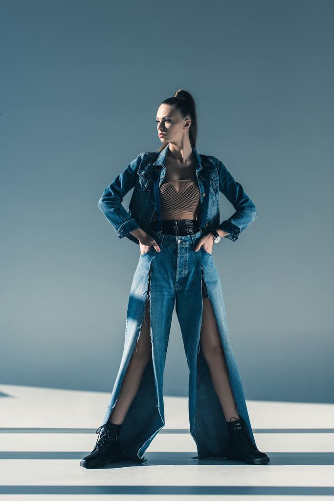schöne junge Frau in Jeans posiert für Mode-Shooting - Foto, Bild