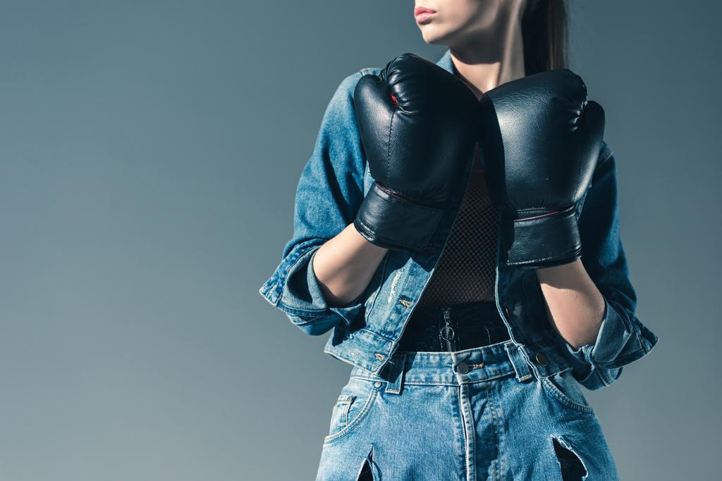 vue partielle de la fille élégante posant avec des gants de boxe, isolé sur gris
 - Photo, image