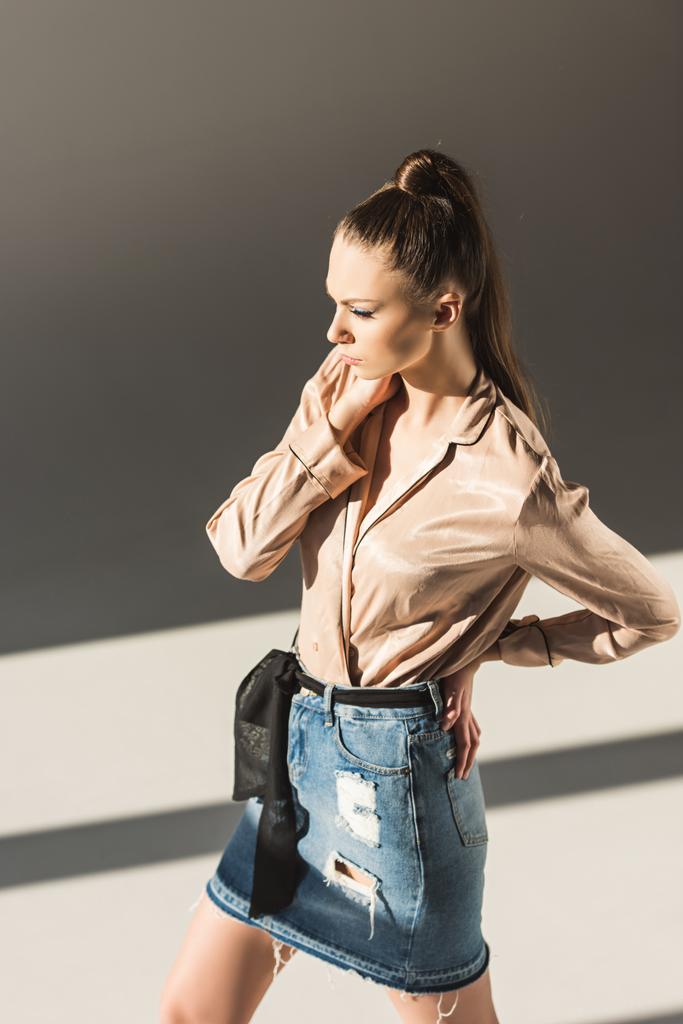bluz ve kot etekli poz güzel trendy kız - Fotoğraf, Görsel