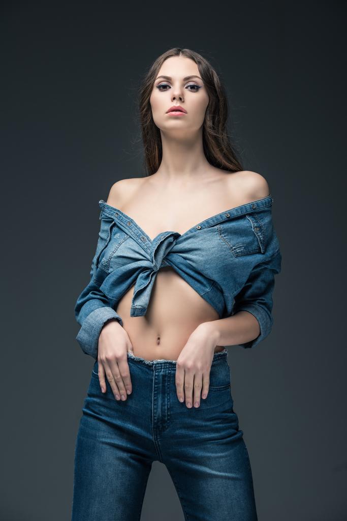 Sexy dívka pózuje v džínové košili, izolované Grey  - Fotografie, Obrázek