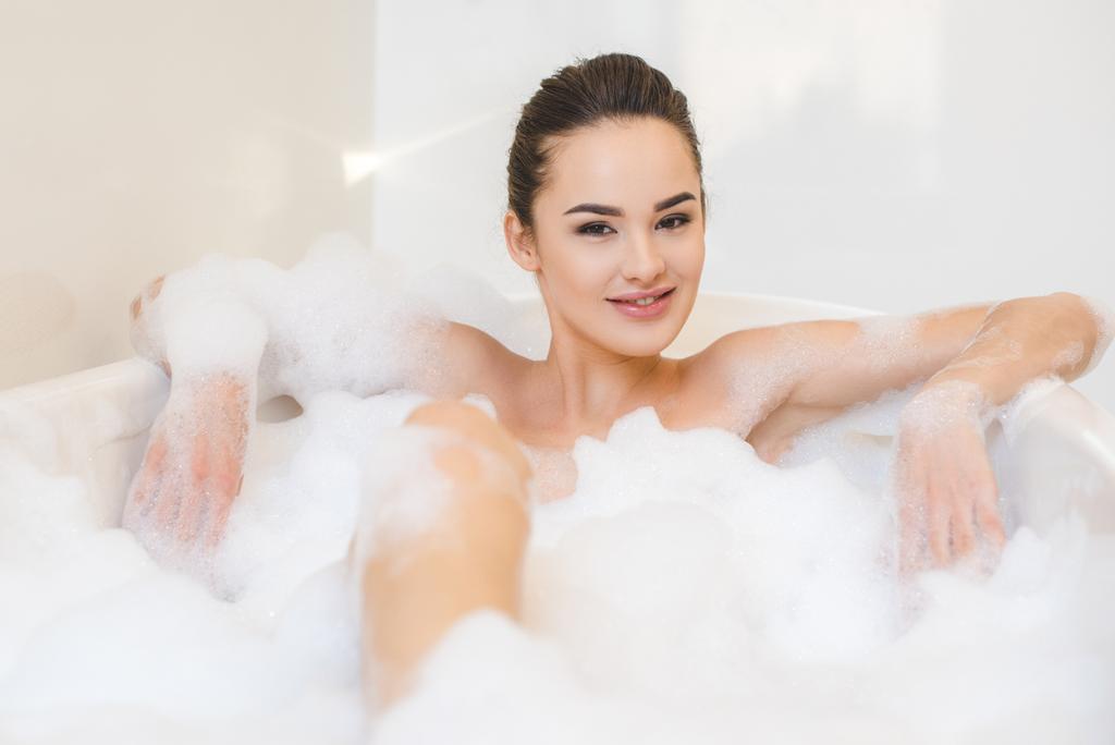 atrakcyjna młoda kobieta kąpieli z pianką w domu - Zdjęcie, obraz