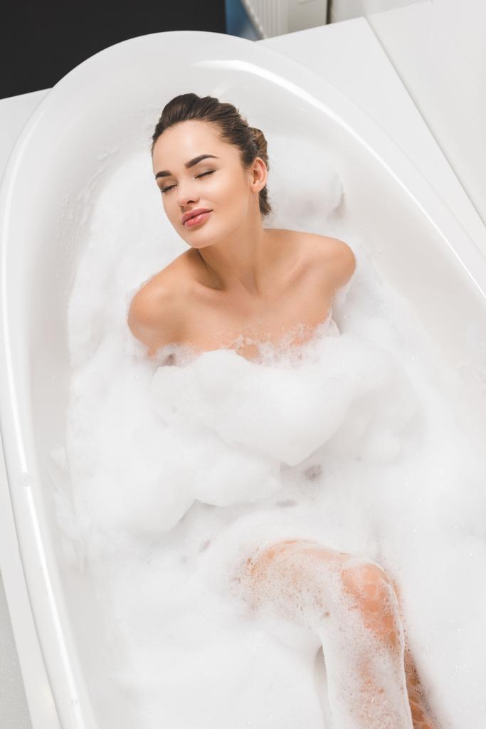 自宅お風呂の美しい若い女性のオーバー ヘッド ビュー - 写真・画像