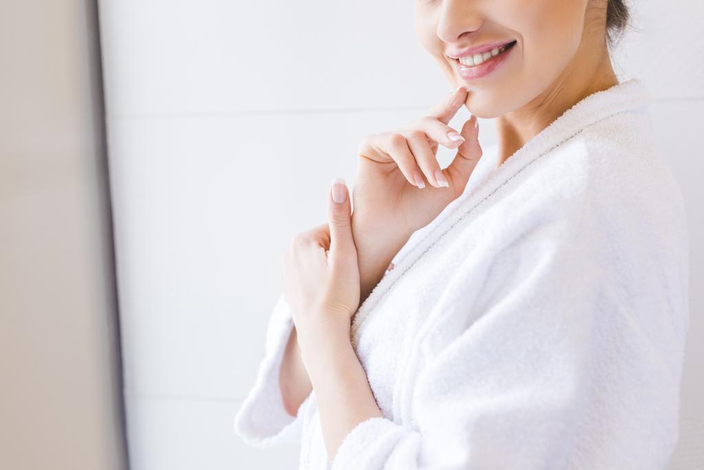 rajattu laukaus hymyilevä nainen kylpytakki kotona
 - Valokuva, kuva