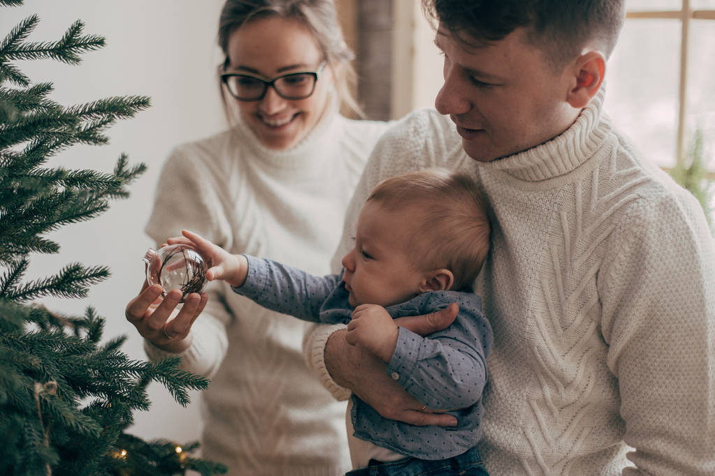 男の子の赤ちゃんとクリスマスと若いカップルの肖像画 - 写真・画像