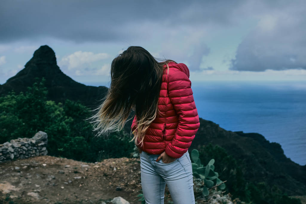 Όμορφο κορίτσι με φόντο του ορεινού τοπίου - Φωτογραφία, εικόνα