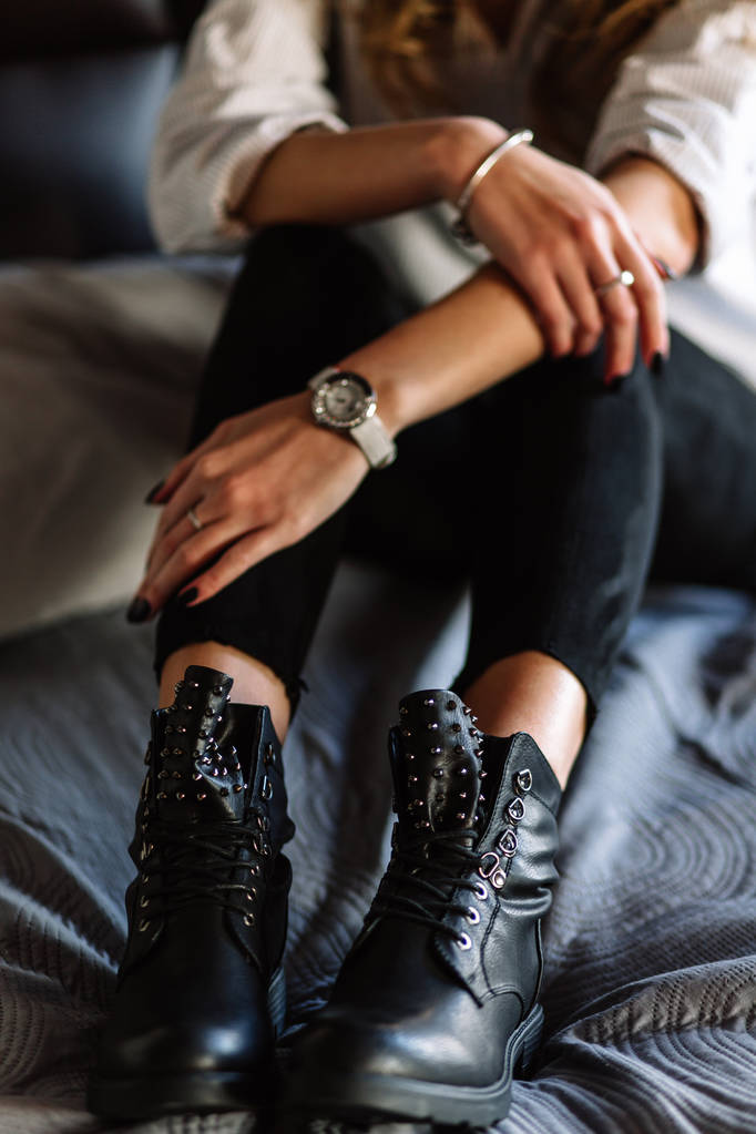 yakın çekim kanepede oturan bir kız ayak üzerinde siyah ayakkabı - Fotoğraf, Görsel