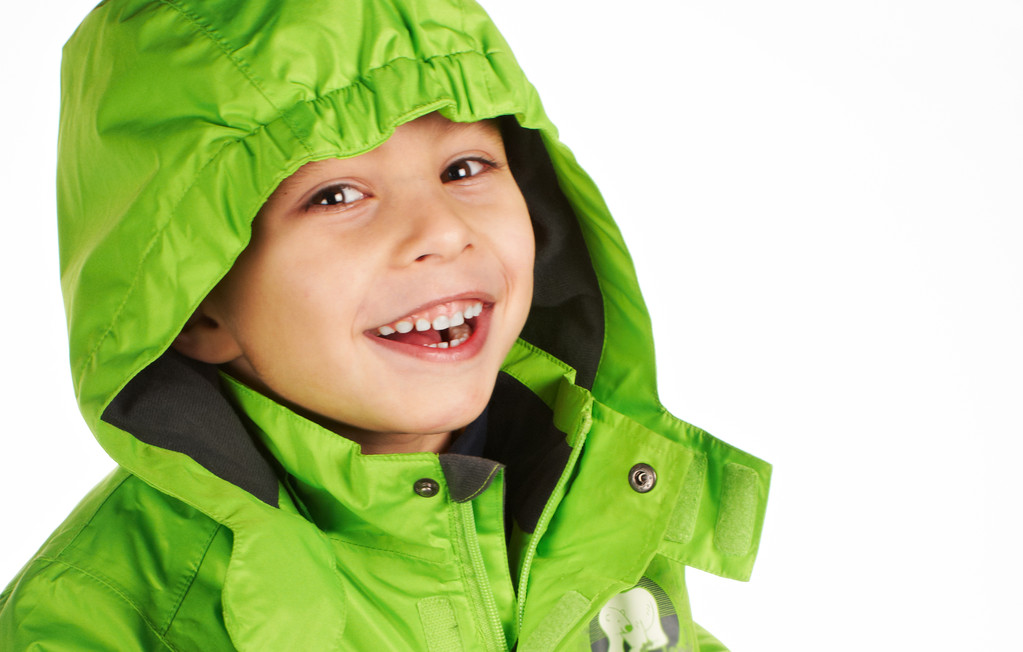 γέλιο αγόρι, ντυμένος με ένα ζεστό χειμώνα σακάκι - Φωτογραφία, εικόνα