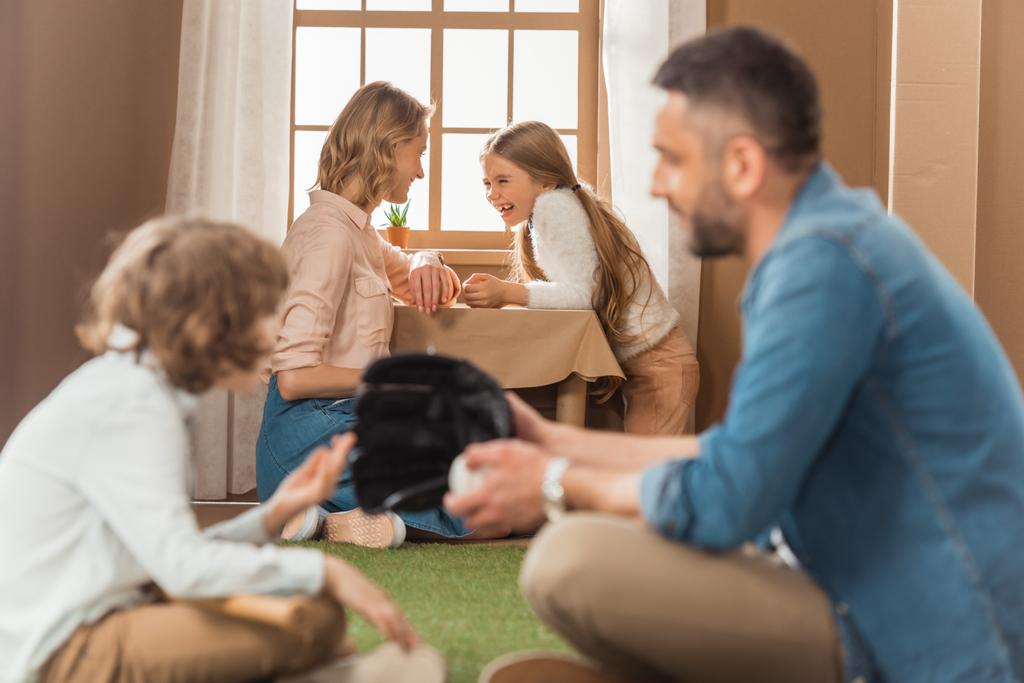 счастливая молодая семья, проводящая время вместе в доме игрушек
 - Фото, изображение