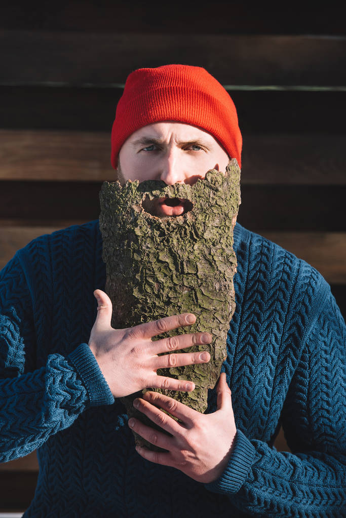 屋外カメラ目線木材樹皮製髭の男のポートレート - 写真・画像